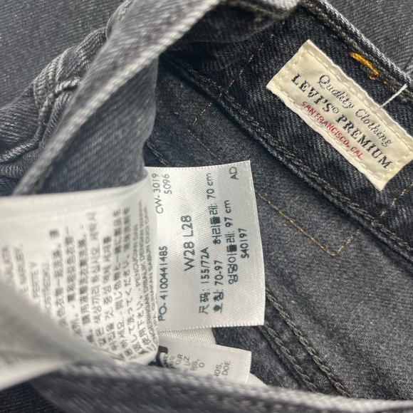 Straight Legged Black Levi’s 501 Style - Picture 4 of 5